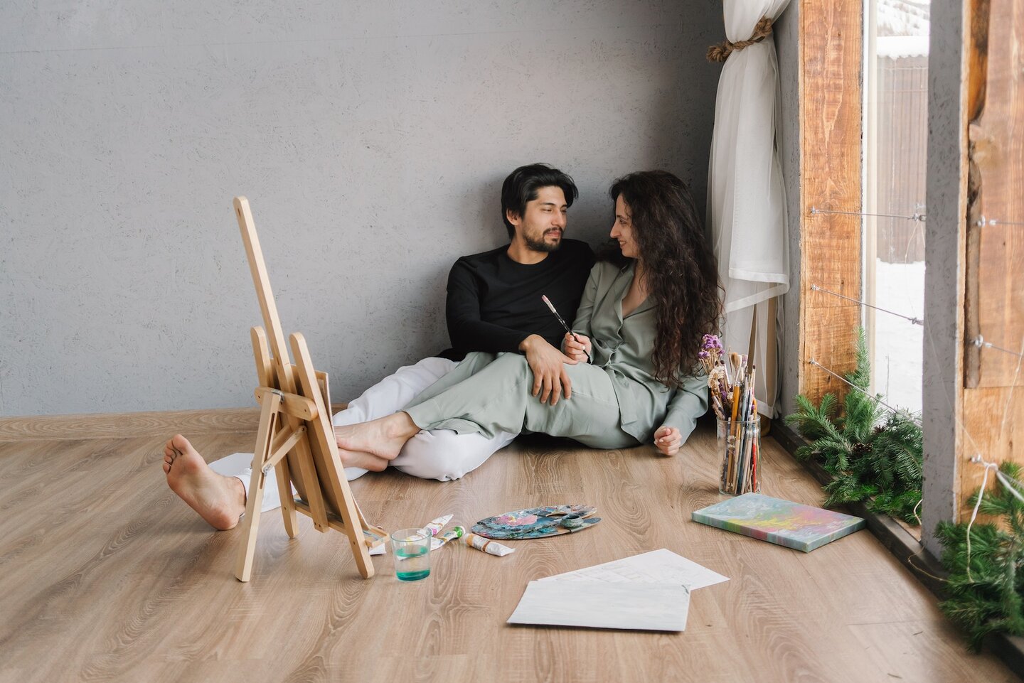 Couple de propriétaire de maison heureux dans une maison propre, organisée, rénovée et bien entretenue