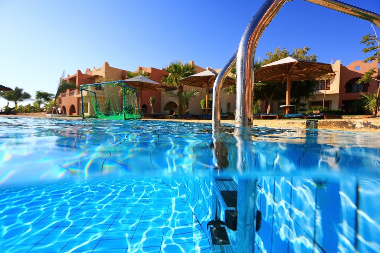 Piscine propre et bien entretenue avec de l'eau claire